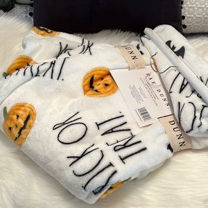 NWT RAE DUNN TRICK OR TREAT FARMHOUSE HALLOWEEN 🎃 SOFT PLUSH THROW BLANKET